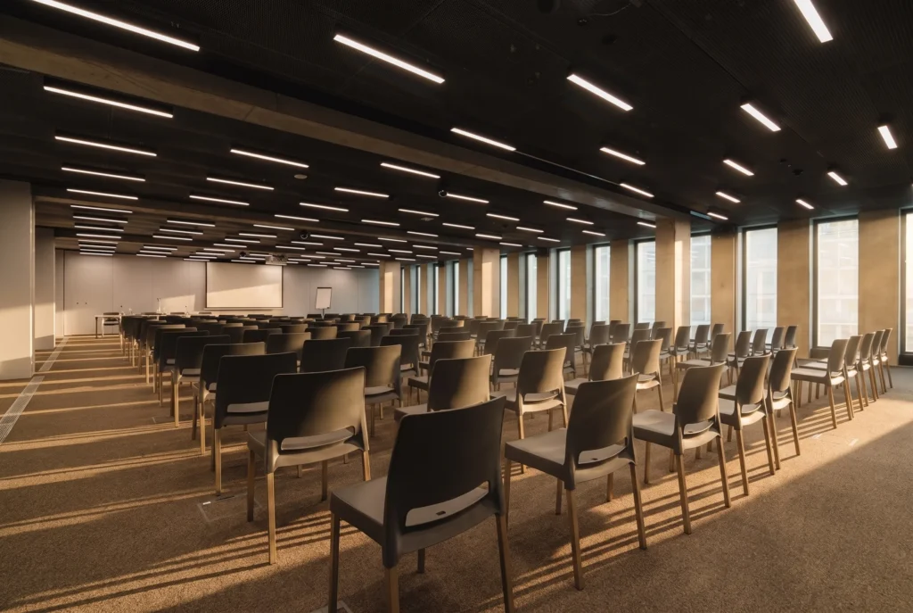 Sala konferencyjna układ teatralny